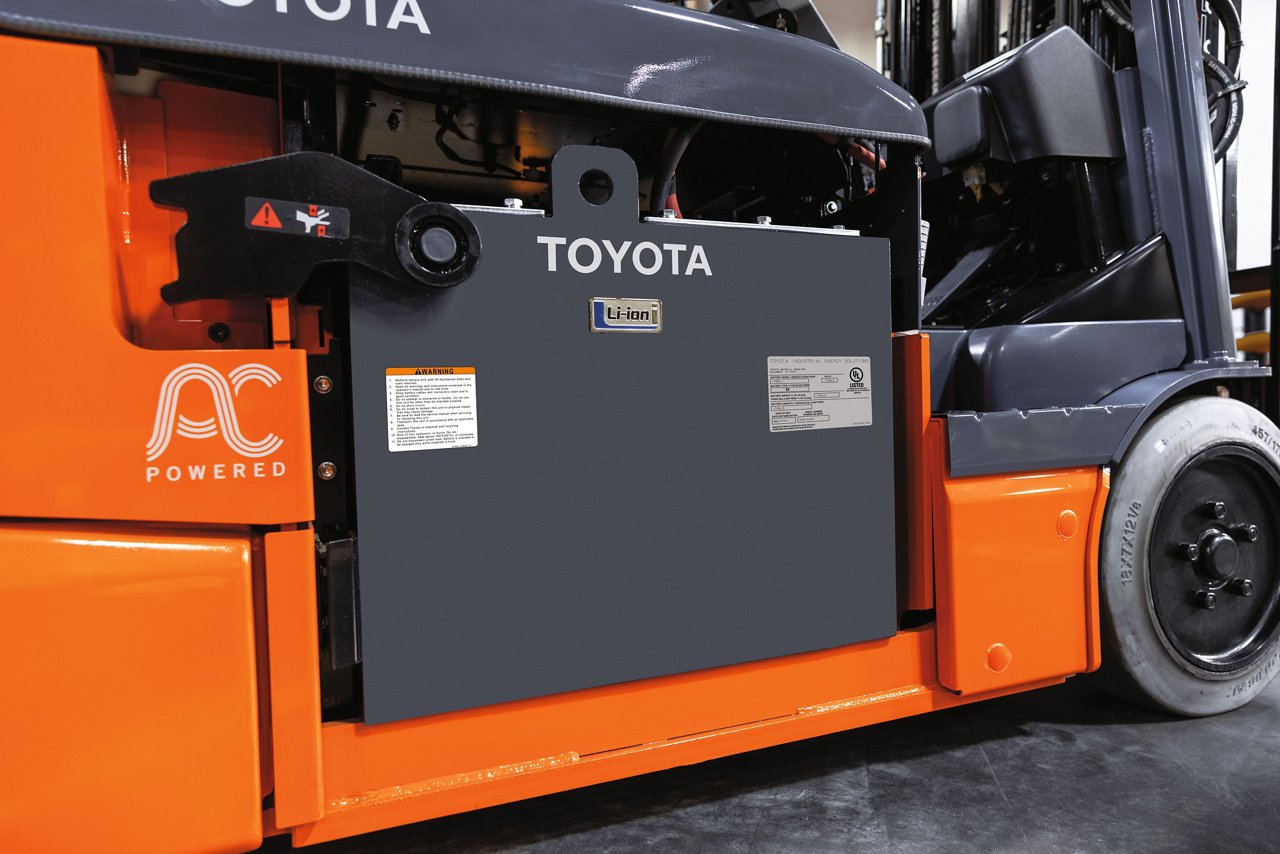 Plan rapproché de la batería Toyota sur chariot élévateur avec l’insigne litio-ion