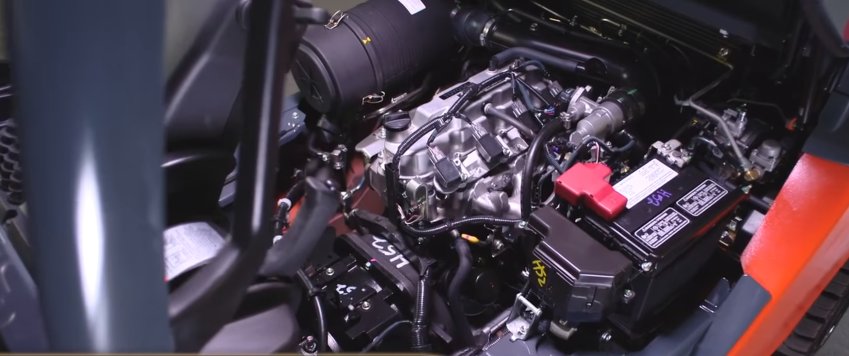 Primer plano del motor de una carretilla elevadora 