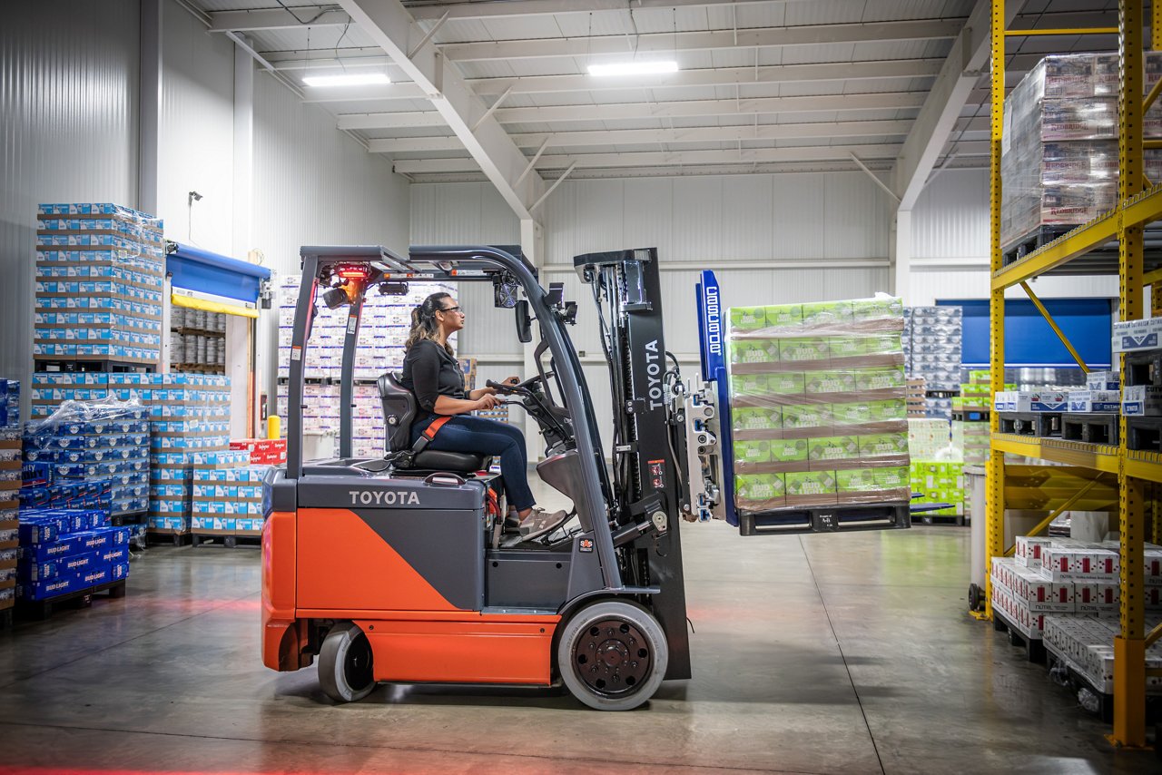 Chariot élévateur électrique central utilisé dans l’entrepôt pour soulever une palette de bière Bud Light 