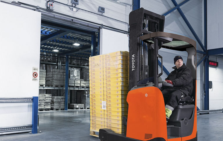 indoor outdoor moving mast reach truck