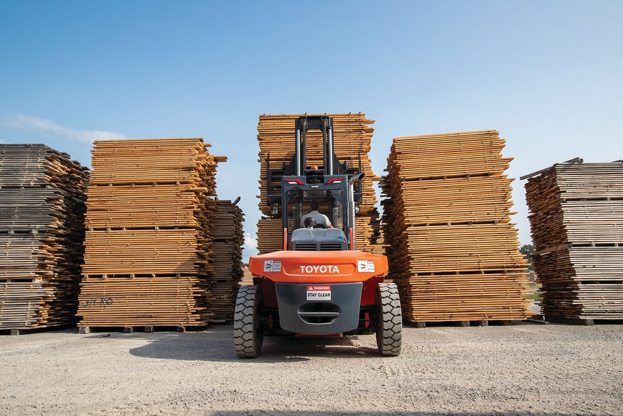 High Pile Wood Pallets Conveying High Capacity Core Pneumatic IC in Outdoor Lumbar Patio