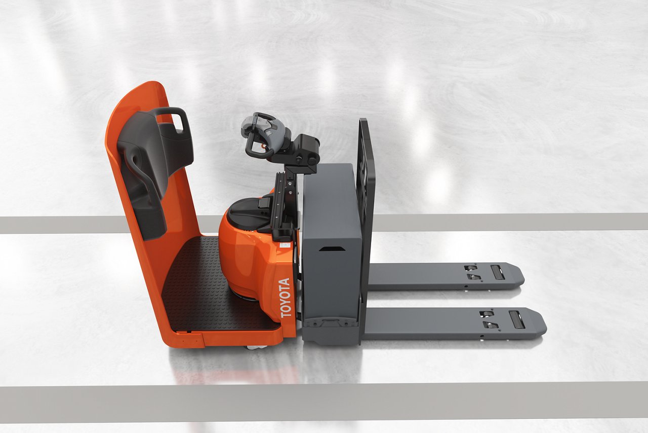 Une barre d’accessoires sur le chariot élévateur qui sert de point de fixation pour diverses options installées en usine