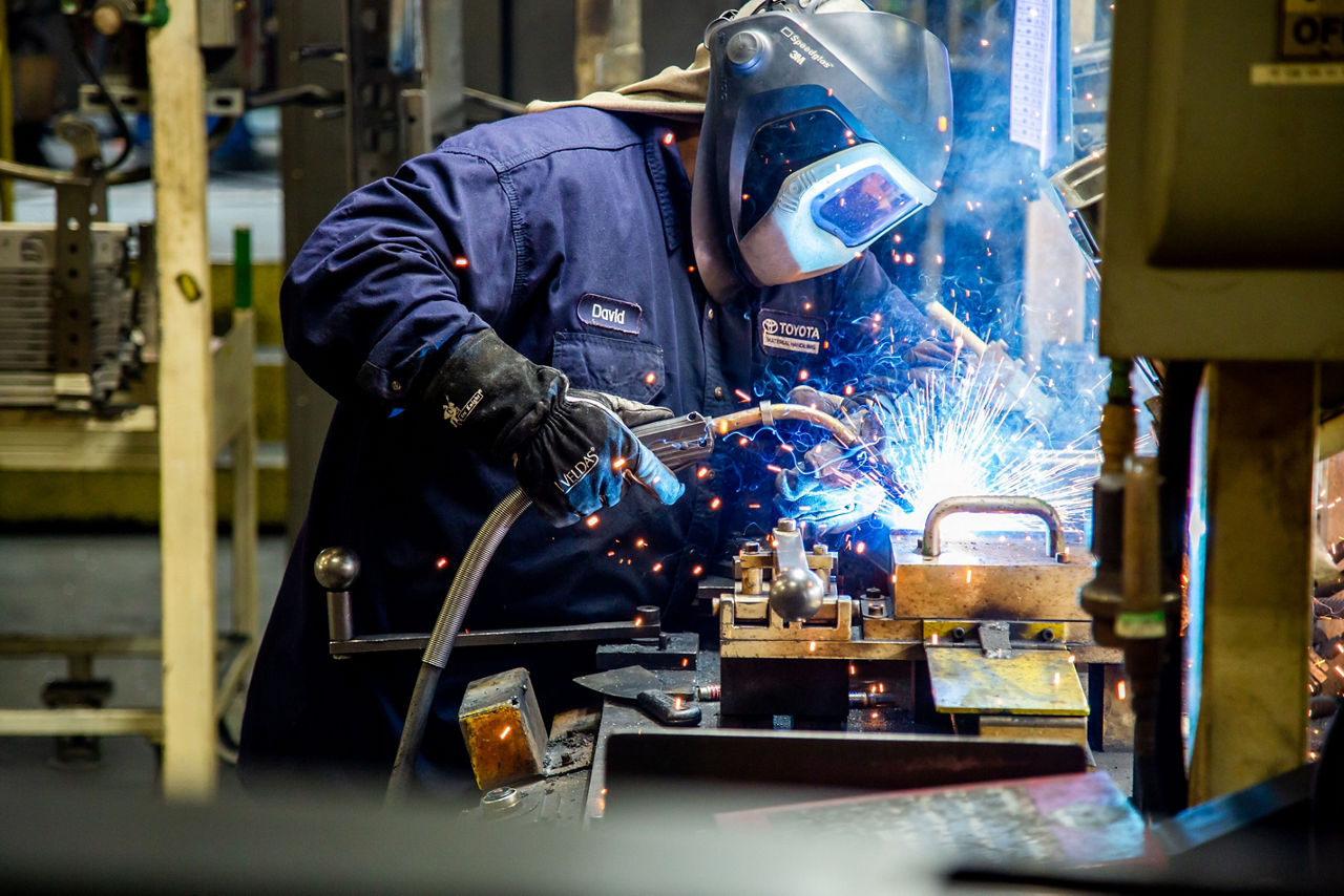 Toyota Welding Associate con casco en soldar un equipo