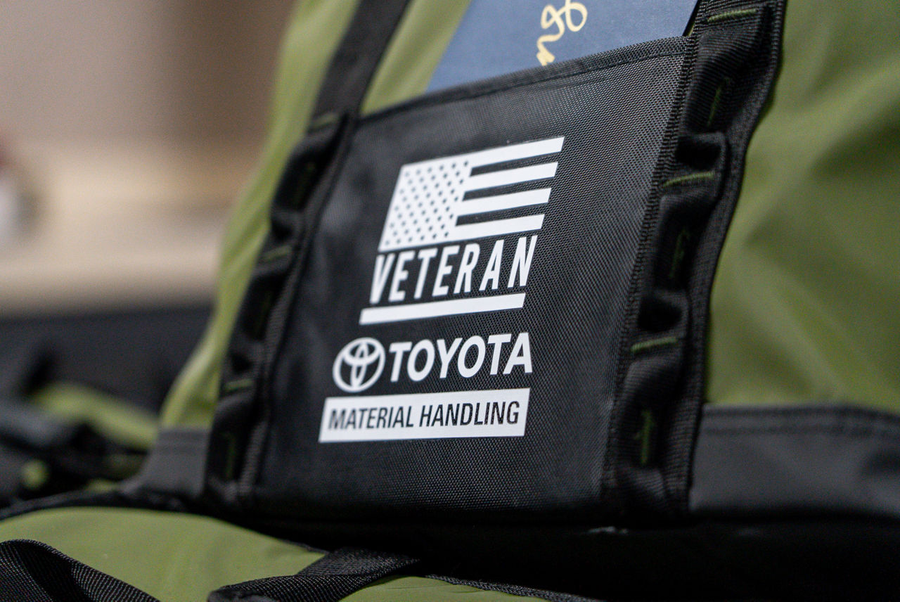 Bolsa de deporte con el logo de TMH y veteranos con bandera