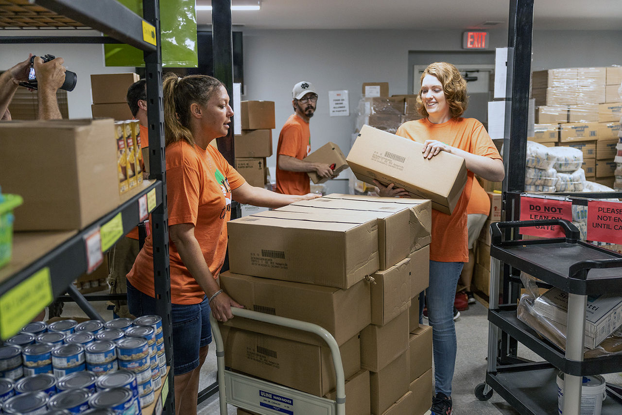 Empleados de Toyota que se ofrecen como voluntarios en la despensa de alimentos de Anchor House