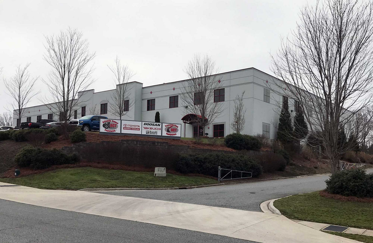 Edificio blanco en Winston-Salem, Carolina del Norte 