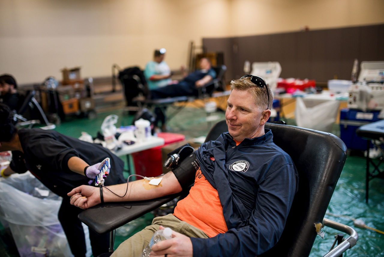 Empleado de TMH donando sangre para la Cruz Roja