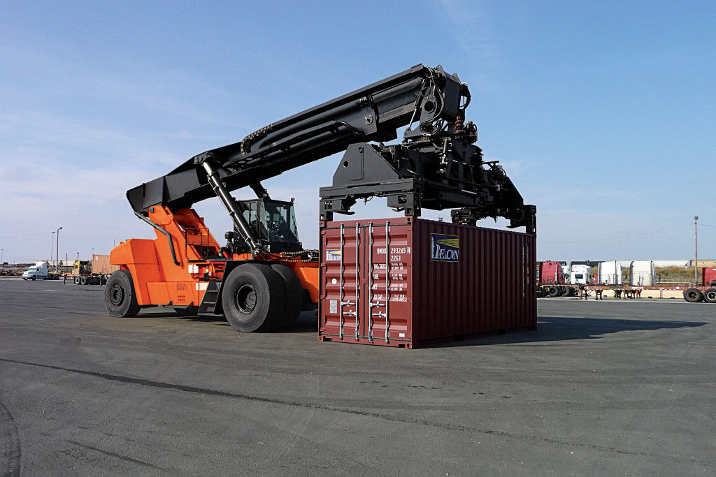 Toyota Container Handler levantando un contenedor de carga en el patio de carga